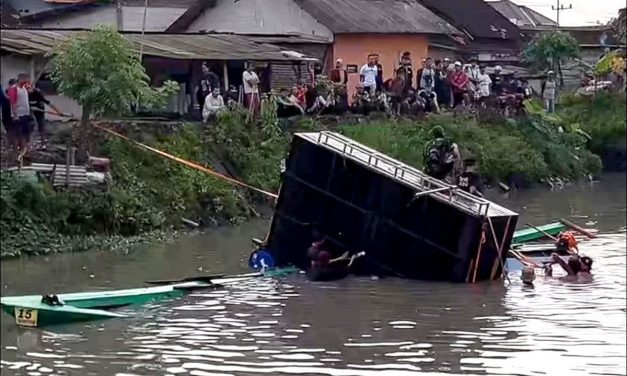 Perahu Sound Horeg Tenggelam saat Tradisi Nyadran di Sidoarjo