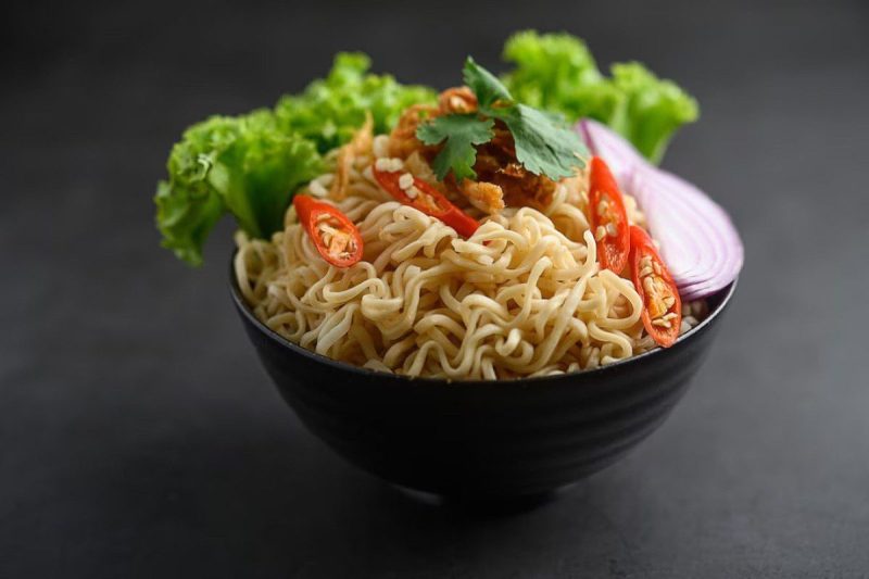 Mengkonsumsi Mie Instan