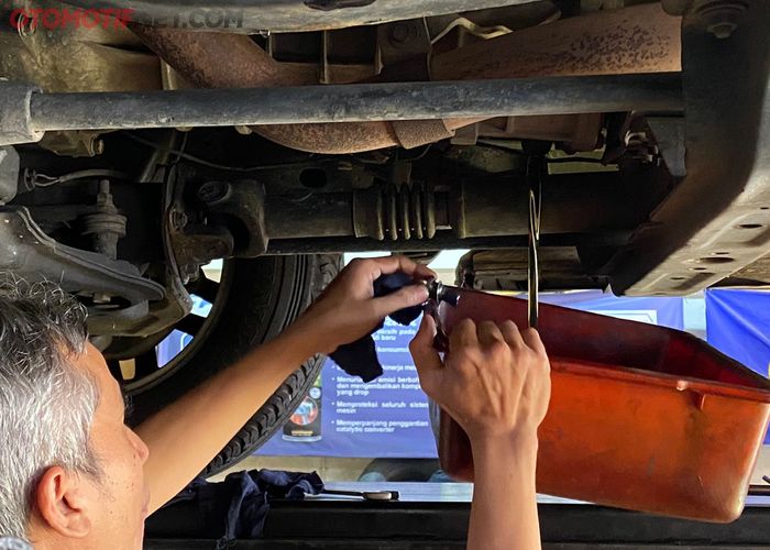Tanda Oli Transmisi Mobil Matik Perlu Di Ganti